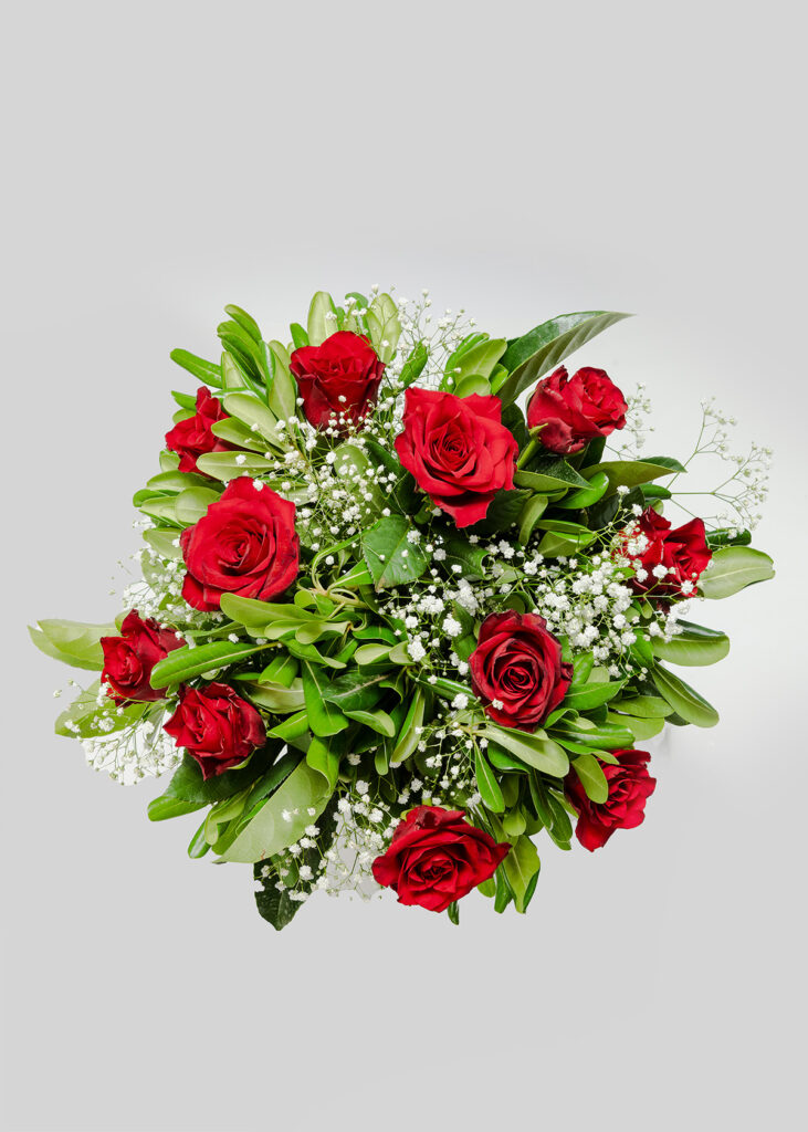 Bouquet rose rosse e gipsophila
